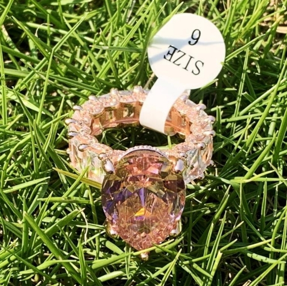 Pink statement ring - Picture 2 of 3